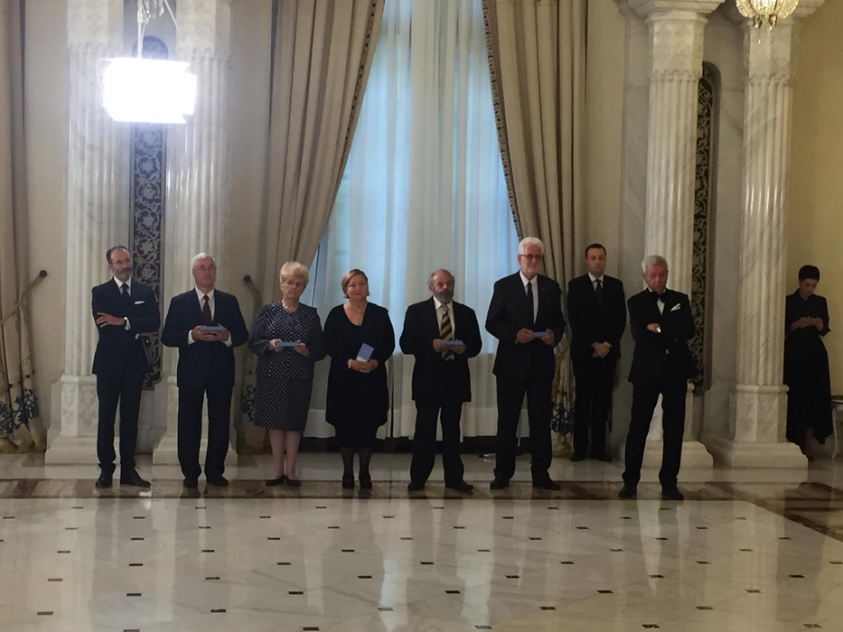 Președintele României s-a înclinat în fața celebrului actor Ion Dichiseanu și a altor șase mari nume ale culturii și artei