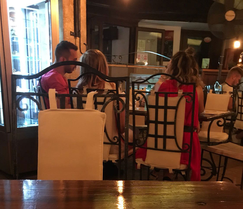 Tristan Tate, alături de trei tinere la un restaurant, în Ploiești