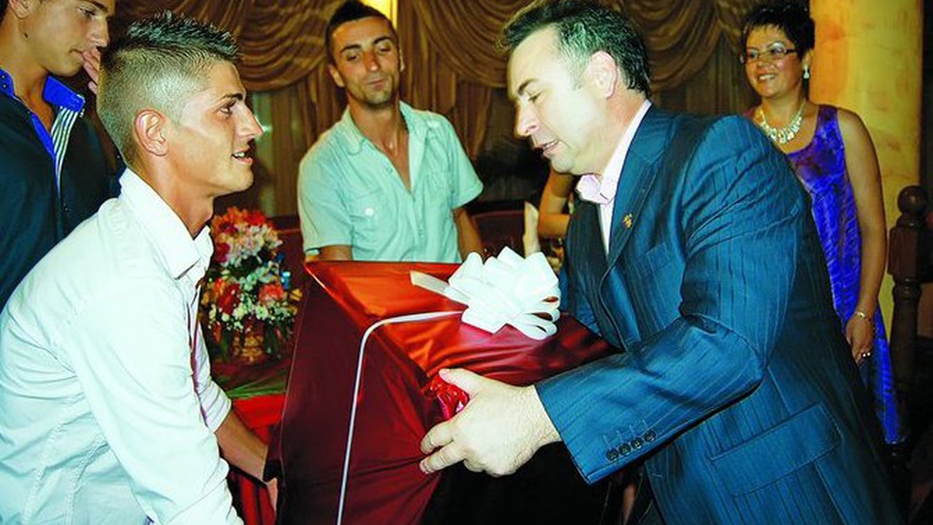 Primarul Nicolae Matei, "cocosat" de daruri