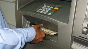 Stiai asta? Ce se intampla daca tastezi pinul invers la bancomat!