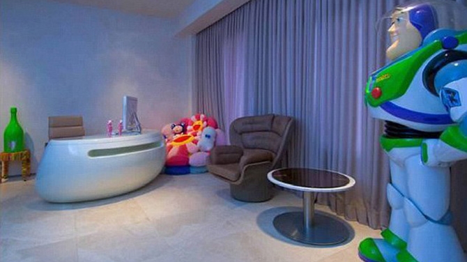 Vezi ce au gasit hotii in casa neobisnuit de colorata a rapper-ului Kanye West!