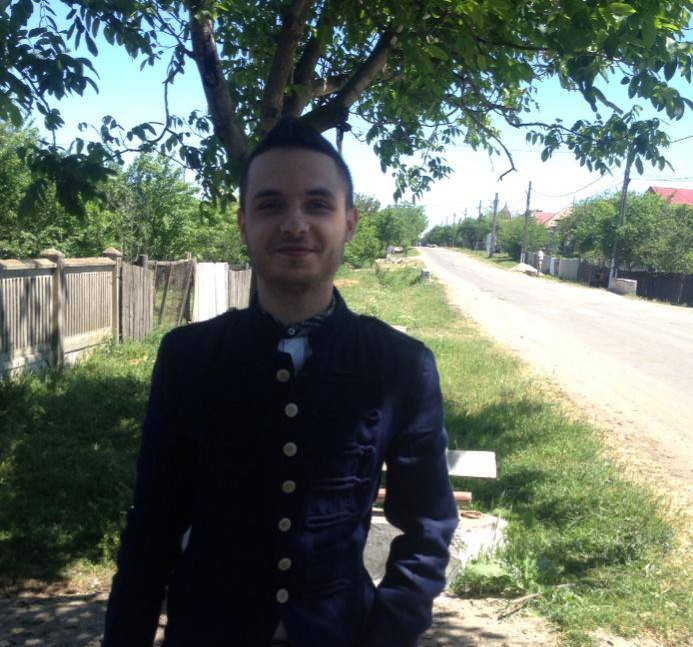 Tânărul a rămas în sat să își ajute părinții