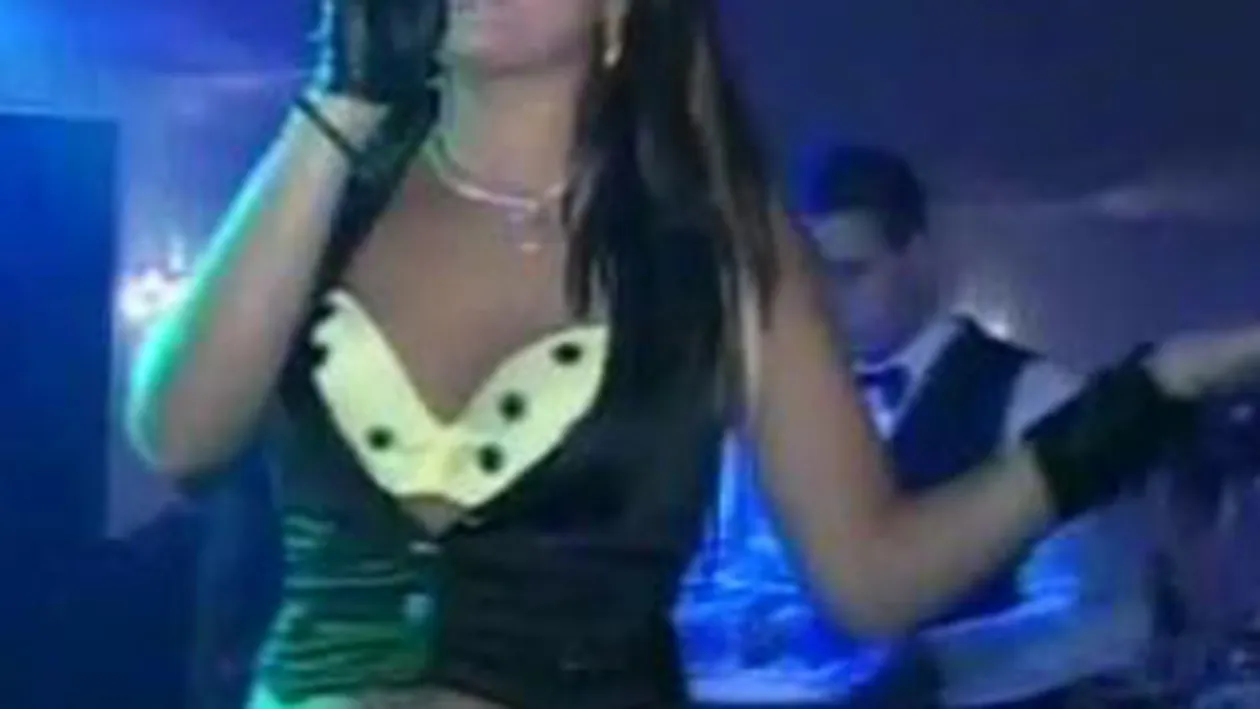 VIDEO Fiica Clejanilor, Margherita, lanseaza o noua moda: a cantat la nunta in blugi scurti!