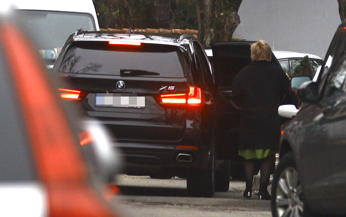 Viorica Dăncilă urmează să se mute într-o super vilă, din cartierul Primăverii. Până la momentul respectiv, șoferul și o persoană de încredere se asigură că renovarea merge ca la carte