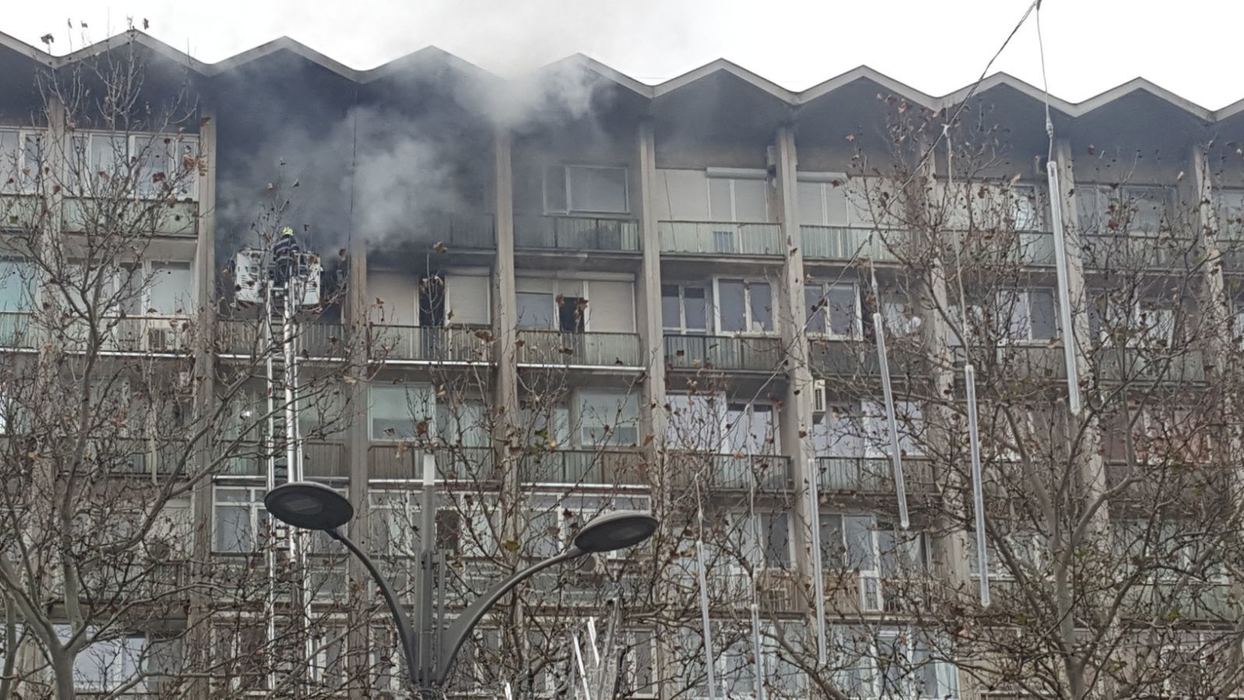 Incendiu puternic într-un bloc din Capitală! 50 de persoane au fost evacuate