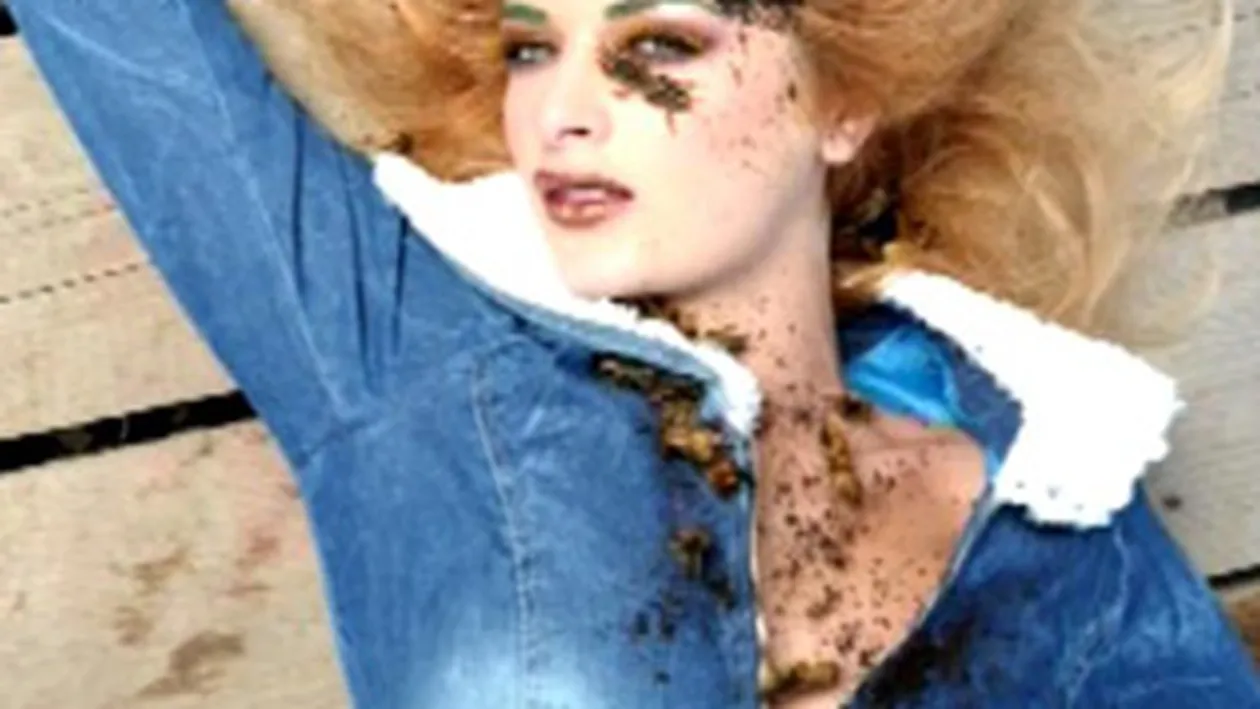 VIDEO Experienta scarboasa pentru concurentele Next Top Model! Au pozat printre viermi, coropisnite, rame si pesti vii