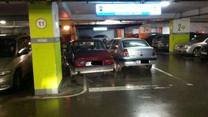 Românii au rupt mall-urile în două! Uite în ce hal au ajuns să-şi lase maşinile din cauza aglomeraţiei