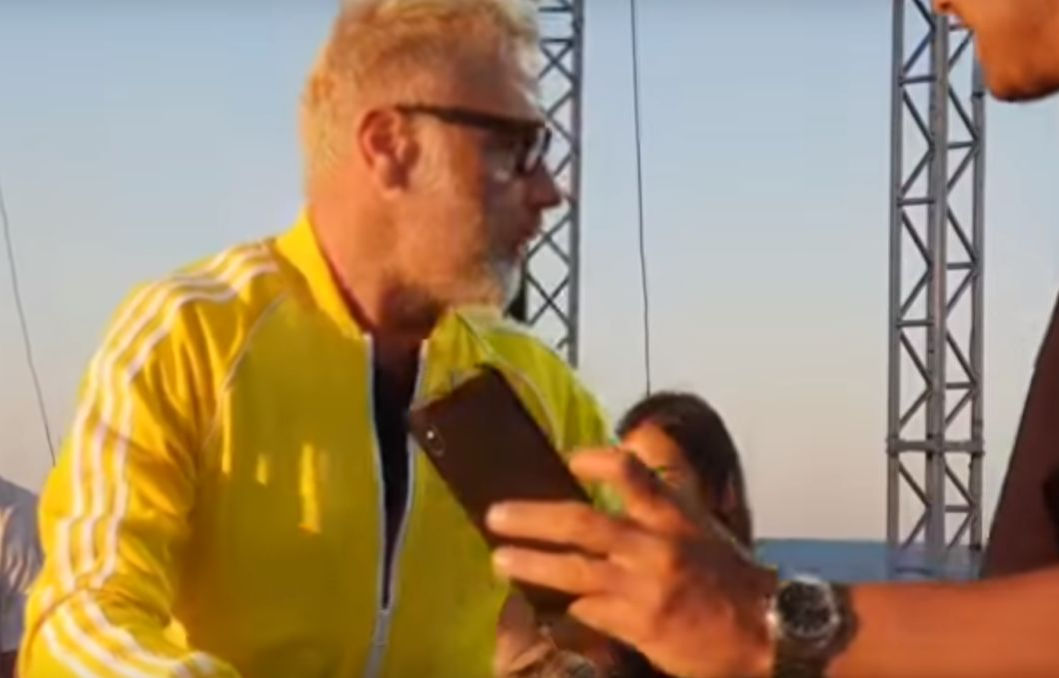 Un fan s-a apropiat prea mult de Gianluca Vacchi