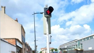 Crucea roșie de la semafor a stârnit confuzie printre șoferi. Care este explicația
