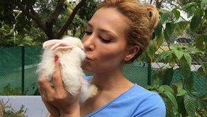 Uups. Iulia Vantur da lectii de supravietuire la "Ferma Vedetelor", dar ea isi face cumparaturile de la supermarket