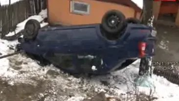 Caz incredibil în judeţul Prahova! Două maşini au derapat şi au ajuns în aceeaşi curte, la interval de două ore