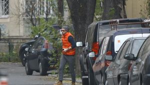 Pantalonii lui Bendeac au intrat la apa! Actorul si-a schimbat stilul vestimentar intr-un mod... bizar!
