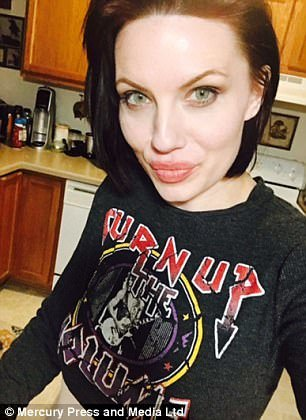 Aceasta e femeia care atunci când merge pe stradă e confundată cu ANGELINA JOLIE! E copia fidelă a actriţei de la Hollywood