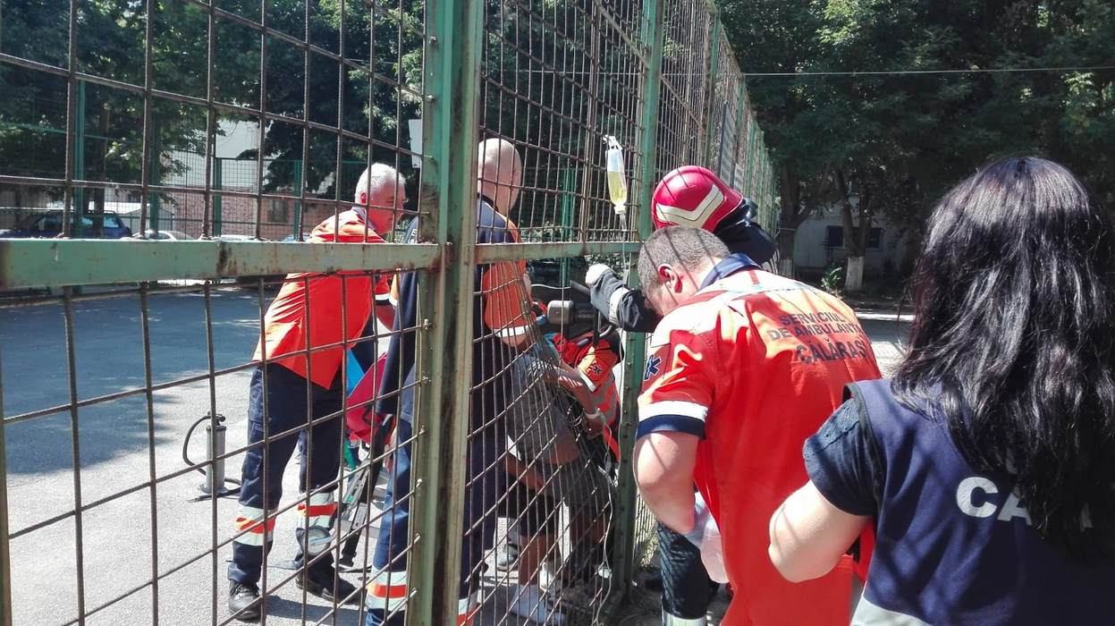 Un copil a rămas blocat într-un gard din metal, la un loc de joacă
sursa foto: ISU Călărași
