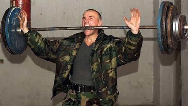Si daca nu e facuta in Photoshop? Vezi imaginea care te va face sa te gandesti ca mergi degeaba la sala - Uite-l pe soldatul asta ce poate sa ridice aproape 150 kg
