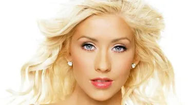Christina Aguilera, in cea mai sexy ipostaza din ultimii ani. Cum s-a putut tolani in pat, intr-o rochie creatia unei romance!