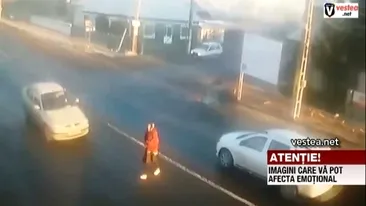 Atenţie, imagini şocante! O bătrână care traversa neregulamentar strada a fost spulberată de o maşină!