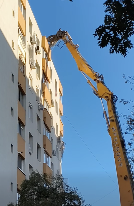 A început demolarea blocului afectat de explozia din Rahova. Primele imagini + planul autorităților