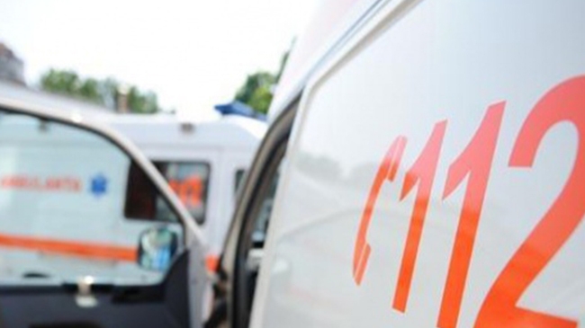 Un microbuz în care erau 17 copii s-a răsturnat pe A1! Opt persoane au fost rănite