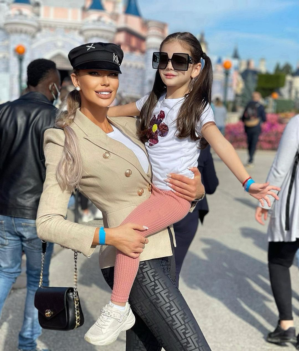 Ce făcea Victor Slav în timp ce Bianca Drăguşanu “spărgea” miile de euro cu Sofia, la Disneyland, de ziua ei. Avem imaginile