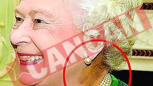 Regina Marii Britanii are vanatai pe gat