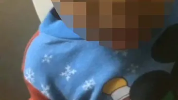 Imagini socante! Doi parinti i-au dat unui copil sa fumeze marijuana in timp ce se amuzau copios pe seama lui