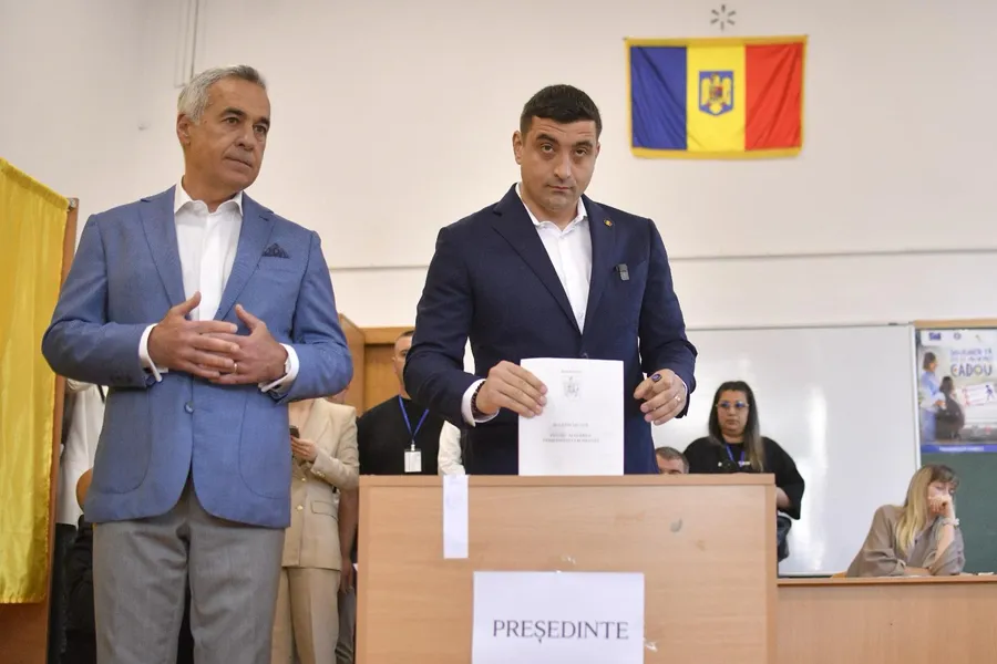 George Simion, însoțit de Călin Georgescu, a ales o ținută corectă. foto: Andreea Alexandru/Mediafaxfoto.ro