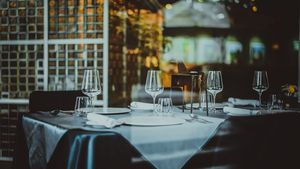 Începând de luni se redeschid restaurantele, barurile, cinematografele și sălile de jocuri din București