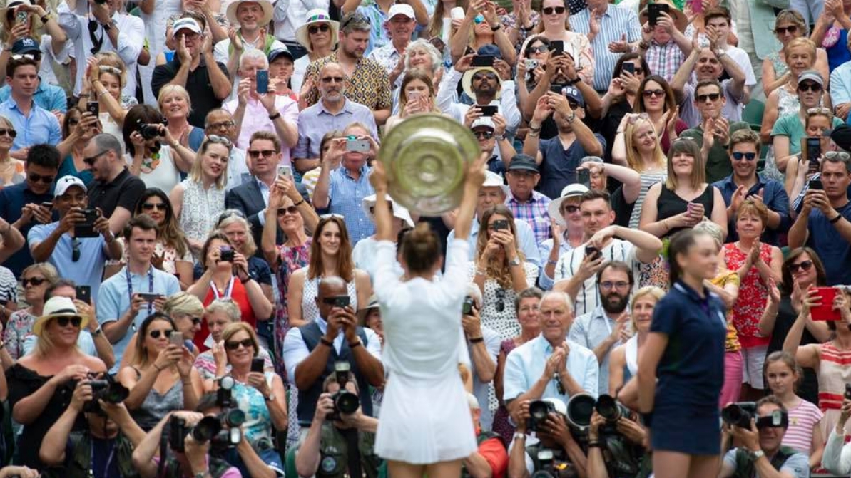 Simona Halep prezintă la Constanța trofeul obținut la Wimbledon. Mii de persoane prezente