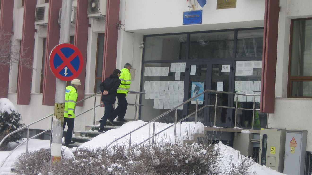 Un barbat din Covasna a batut doi politisti si le-a distrus masina pentru ca l-au oprit!