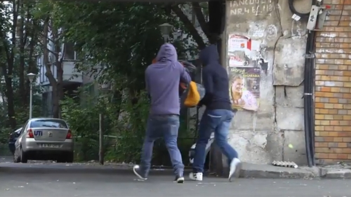 INCREDIBIL! Cum reactioneaza romanii cand o tanara este rapita CHIAR IN FATA LOR de pe strada