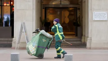 Ce salariu are un şofer pe maşina de gunoi, în Bucureşti? Salariile din salubritate, în 2022