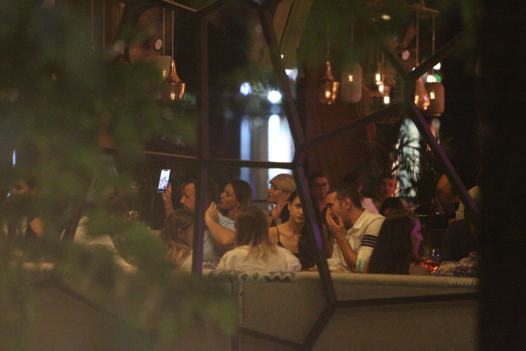 Giulia Anghelescu și Vlad Huidu au ieșit, alături de prieteni, la un restaurant din Herăstrău