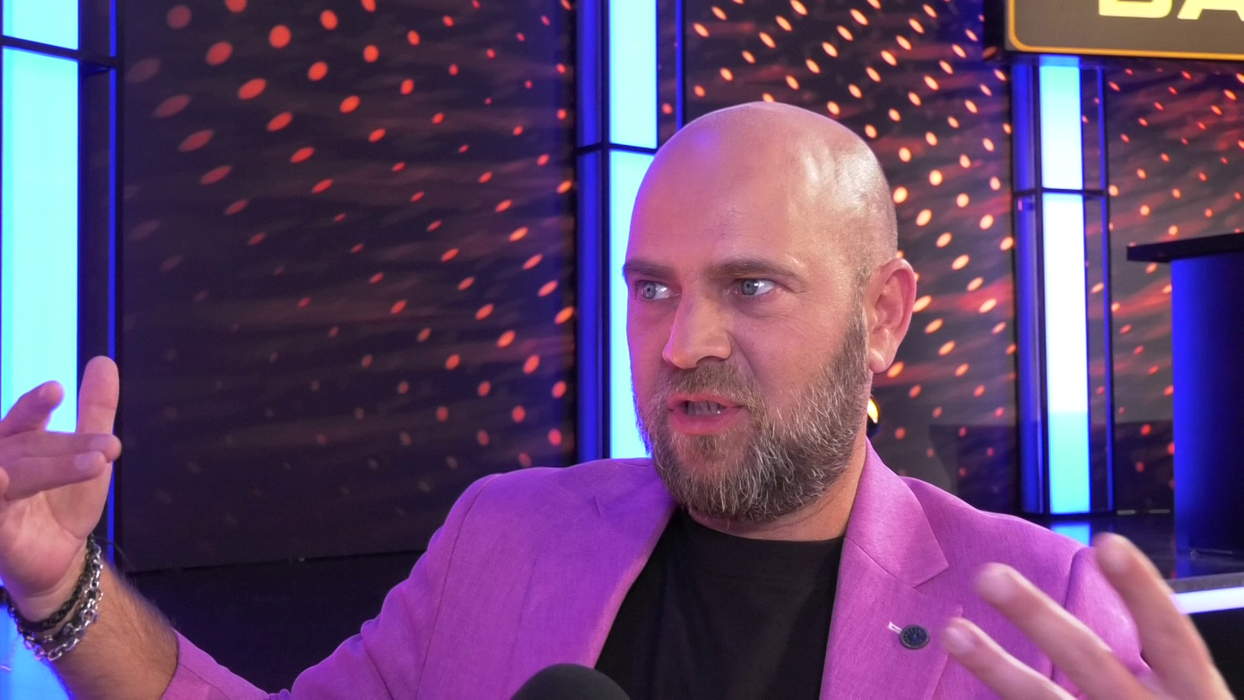 Cosmin Seleși empatizează cu invitații din emisiunea pe care o prezintă (Foto: Captură video)