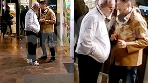 Probleme în Paradis?! Şoşoteli suspecte în holul hotelului. Ce confident surpriză si-a gasit atacantul Stelei