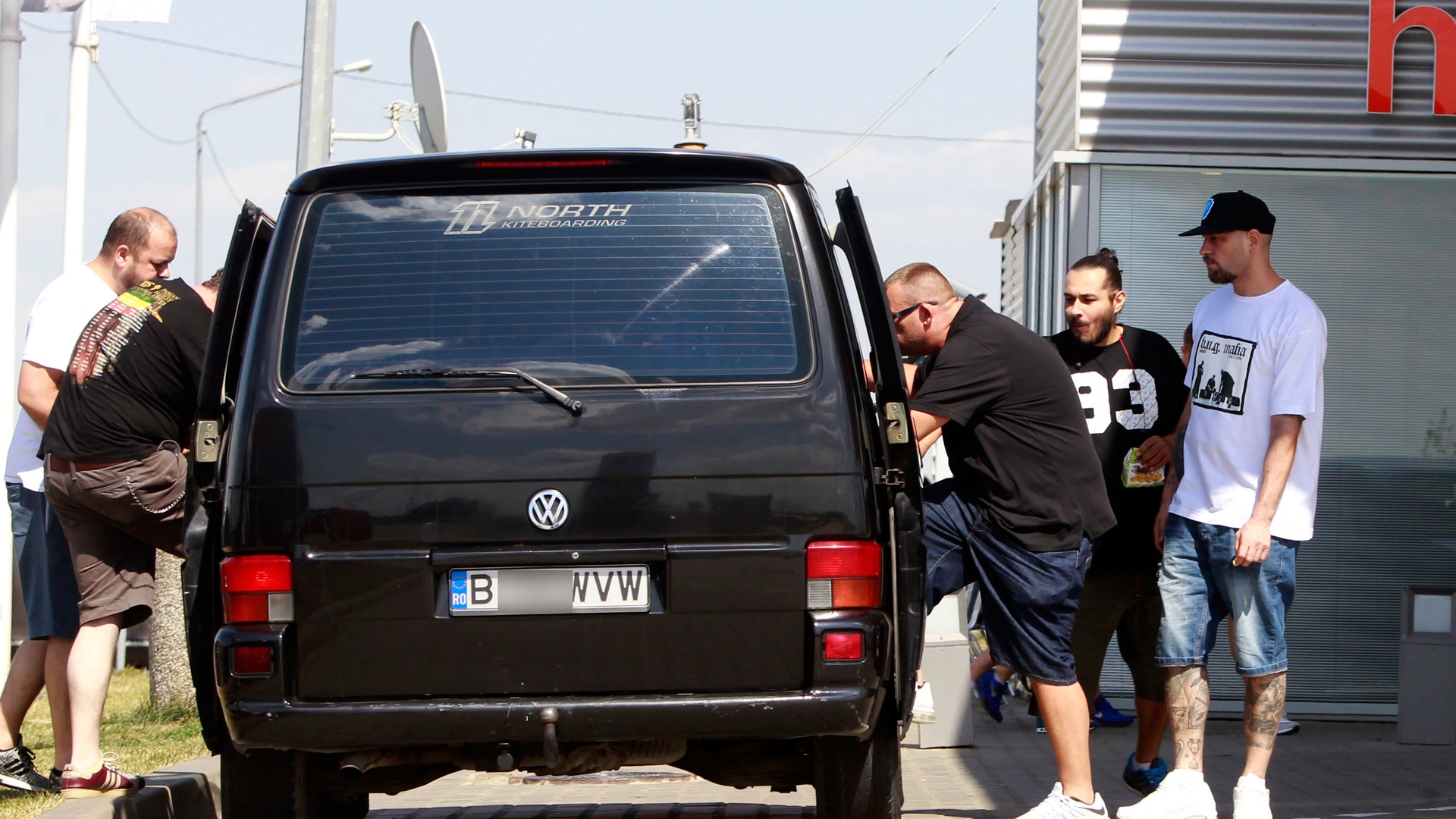 ”Băieţii răi” de la BUG Mafia au viaţă grea prin turnee. Durii s-au înghesuit ca sardelele într-o dubiţă!
