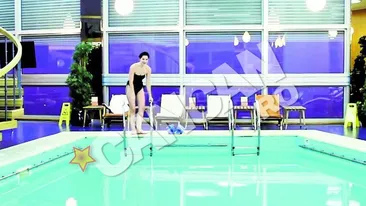 Maria Dinulescu s-a filmat intr-o ipostaza hilara. Si-a expus gandurile intr-o engleza ezitanta, uda, in piscina