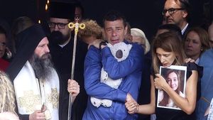 Imaginile durerii! Antrenorul de la SCM Zalău strânge în braţe un ursuleţ de pluş la înmormântarea fiicei sale