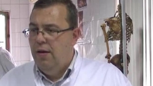 Se taie în carne vie la UMF Iaşi! Un celebru profesor lua mite fabuloase pentru nota 5 la examen