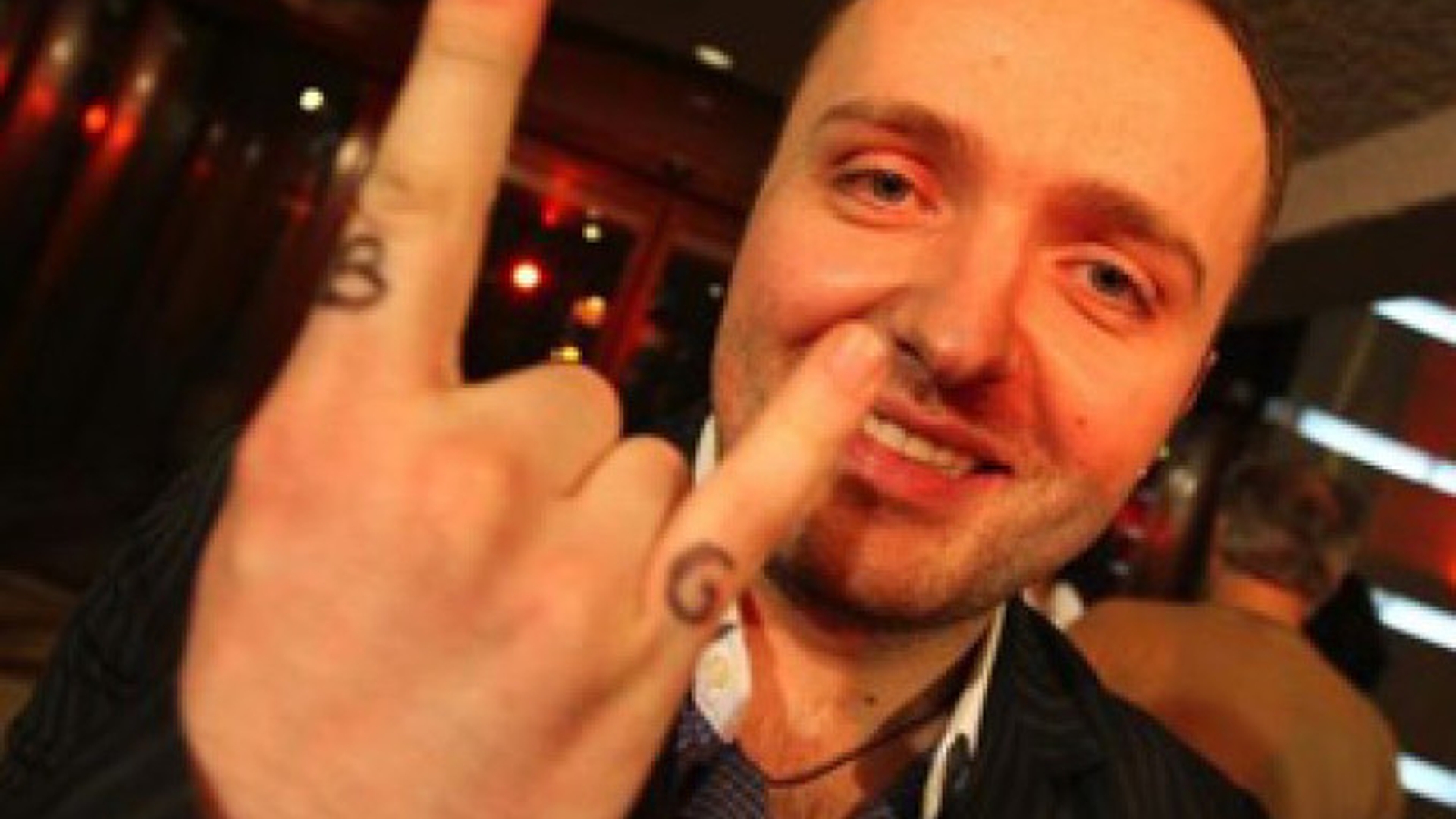 Costi Ioniţă trăieşte fiecare clipă şi îşi îndeamnă fanii să facă la fel: "Iubeste fara frica, daruieste iubire..nu face doar sex"