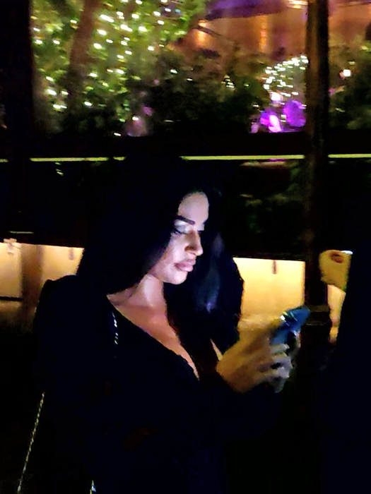 Elena Ionescu își verifică telefonul (Foto: CANCAN.RO)