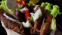 Cum faci kebap la tavă, după rețeta care s-a viralizat pe TikTok! Care este secretul crustei perfecte și aromate