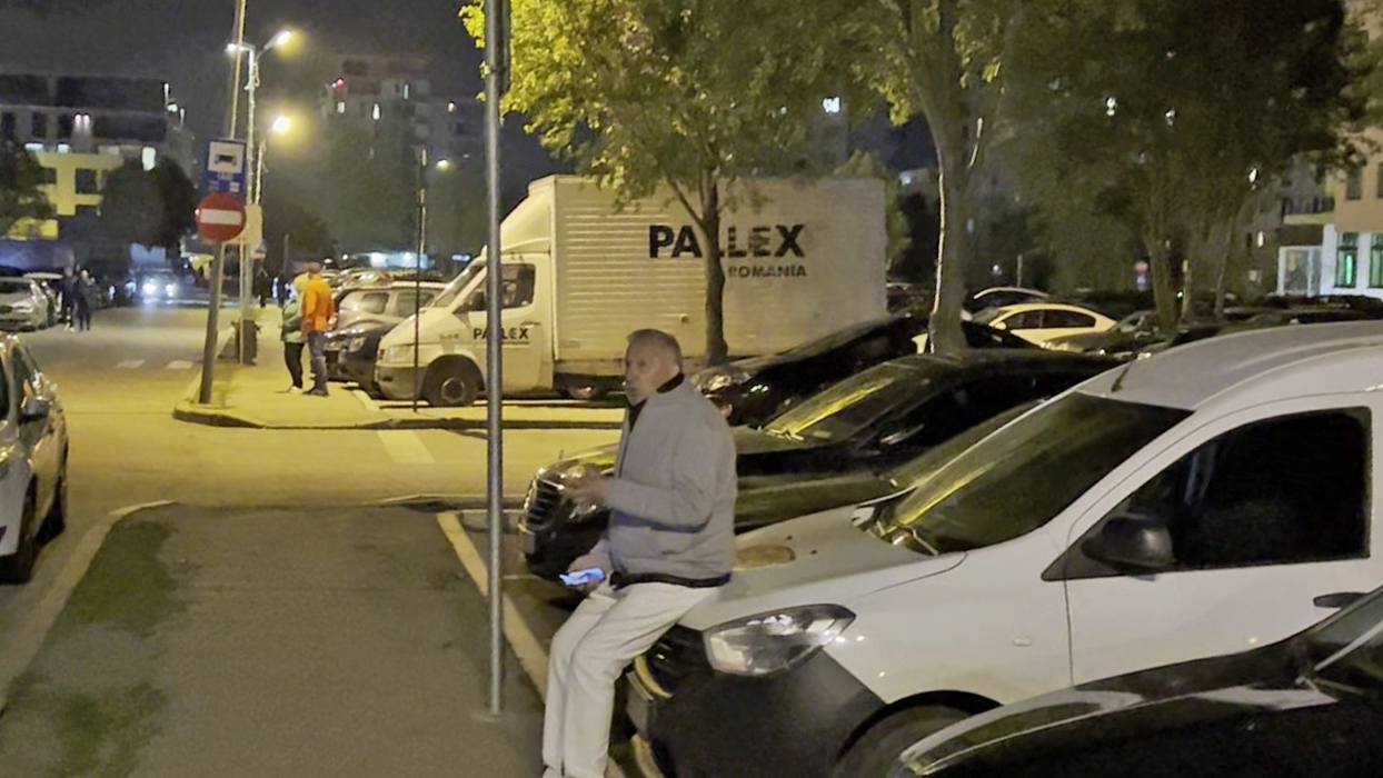Ilie Năstase se așează pe o mașină pentru a-și trage sufletul (Foto: CANCAN.RO)
