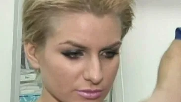 VIDEO Ogica, disperat sa ii vada sanii viespei imediat dupa operatie! I-a rupt bandajele a doua zi, iar ei i-a curs un lichid galben din sanul stang!