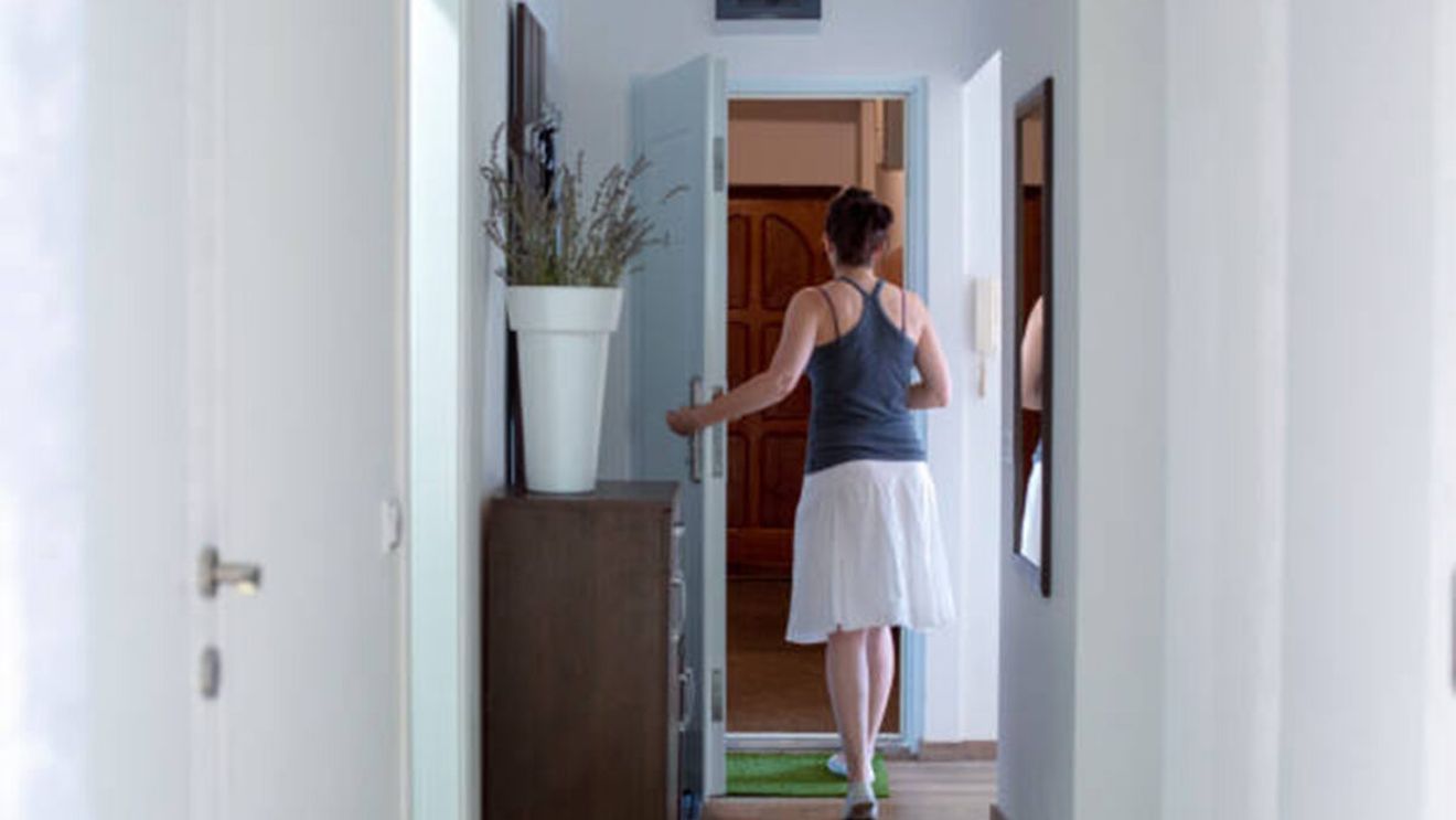 O mamă a sunat la Poliție, după ce, întorcându-se acasă, și-a prins sora făcând acest lucru cu fiul ei