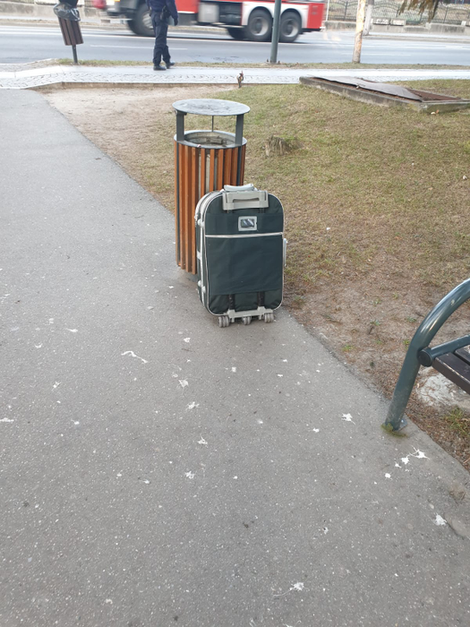 Alertă în Vâlcea! Un colet suspect, descoperit în fața prefecturii. Polițiștii, ofițerii SRI și ambulanțele au înconjurat zona