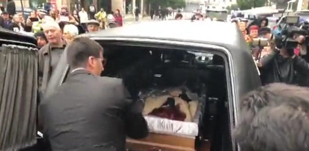 Imagini LIVE de la despartirea de marea actrita! Romania isi ia „adio” de la Stela Popescu!