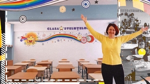 Ea este învățătoarea care îi așteaptă pe copii în „Clasa Steluțelor”. „Îmi este dor ei! Și lor le este dor de mine!”
