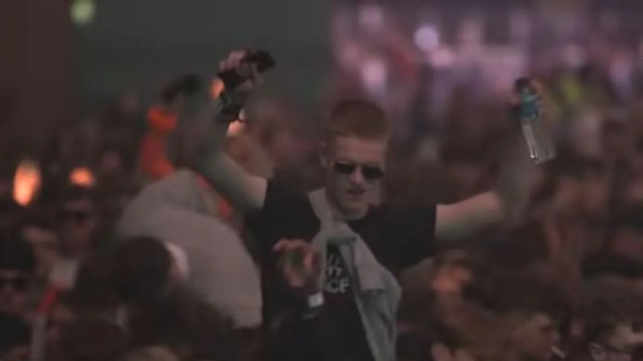 Mega-petrecere fără măști! Mii de tineri s-au înghesuit pe ringul de dans! Imaginile testului experimental, care au făcut înconjurul lumii