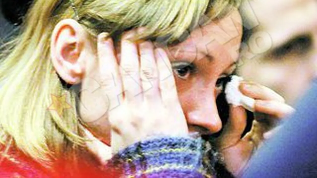 Iubita indoliata a regizorului Tocilescu a plans si a zambit la priveghi. Consolata de Tudor Chirila